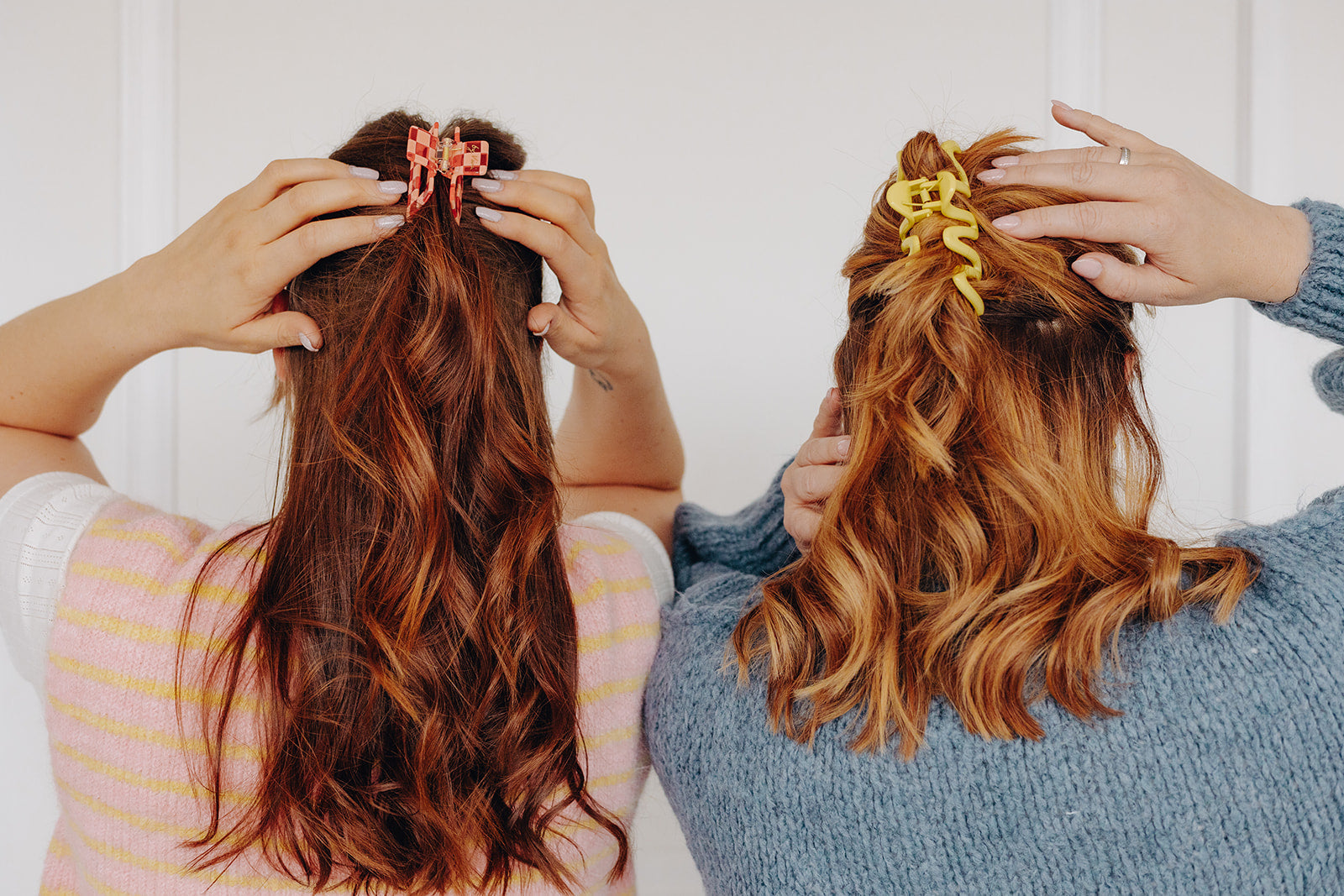 Haare im Styling mit bunten Haarklammern, Freundinnen 