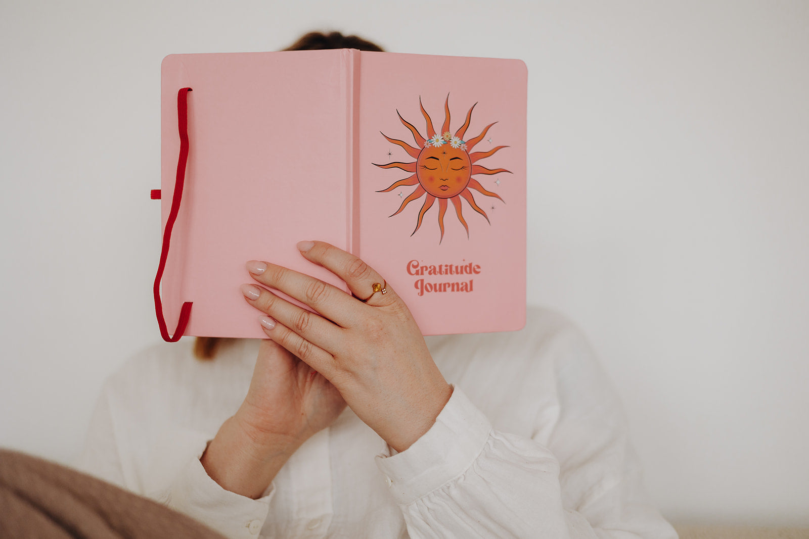 Ästhetische Journaling Szene mit Notizbuch, Planer und Stift – ruhige Me-Time und kreative Selfcare Atmosphäre