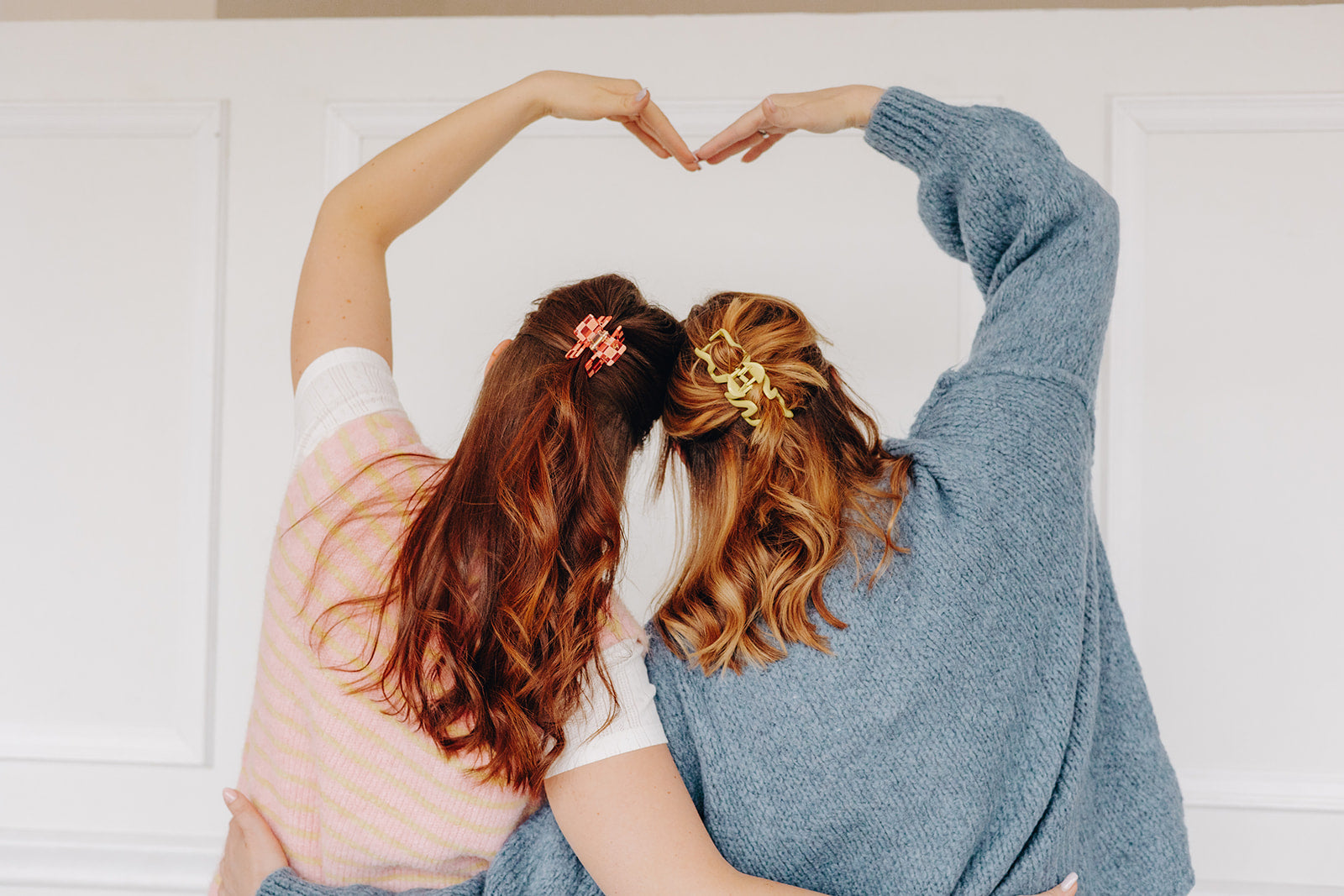 Freundschaft, Freundinnen, Strickpullover, Haarklammern, colorful Hairpieces, Herz