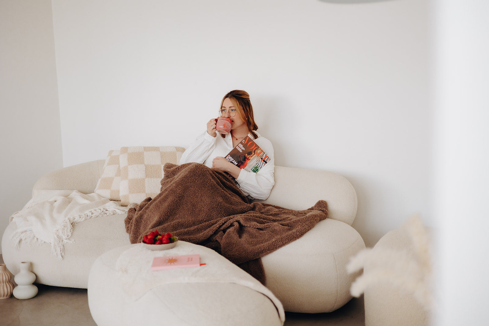 Entspannte Couch Situation, Kaffee Moment mit keramiktasse und Zeitschrift
