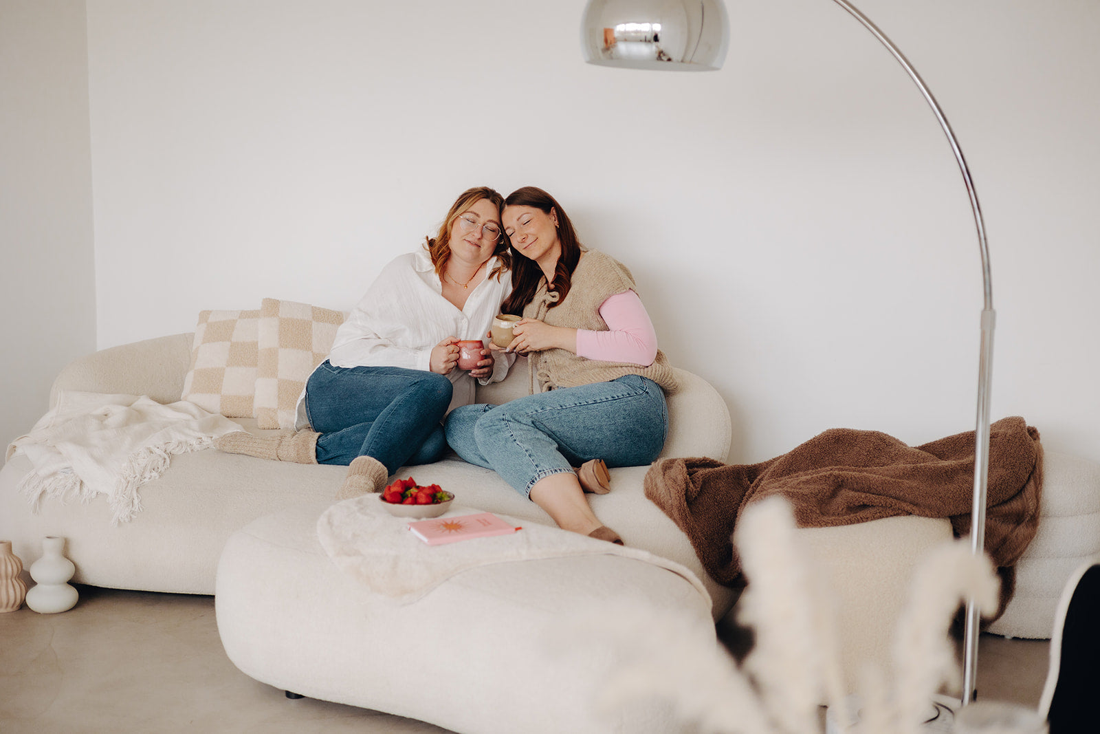 Freundinnen Kaffeemoment auf der Couch, entspannte Kleidung