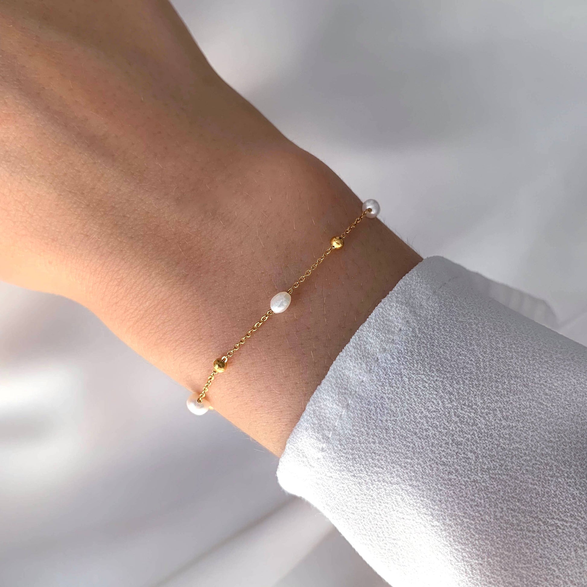 Feines Armband mit Süßwasserperlen
