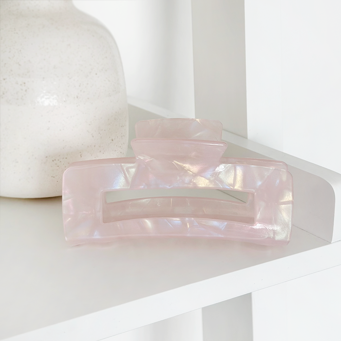 Quadratischer Krallenclip mit rosa Perlenglanz