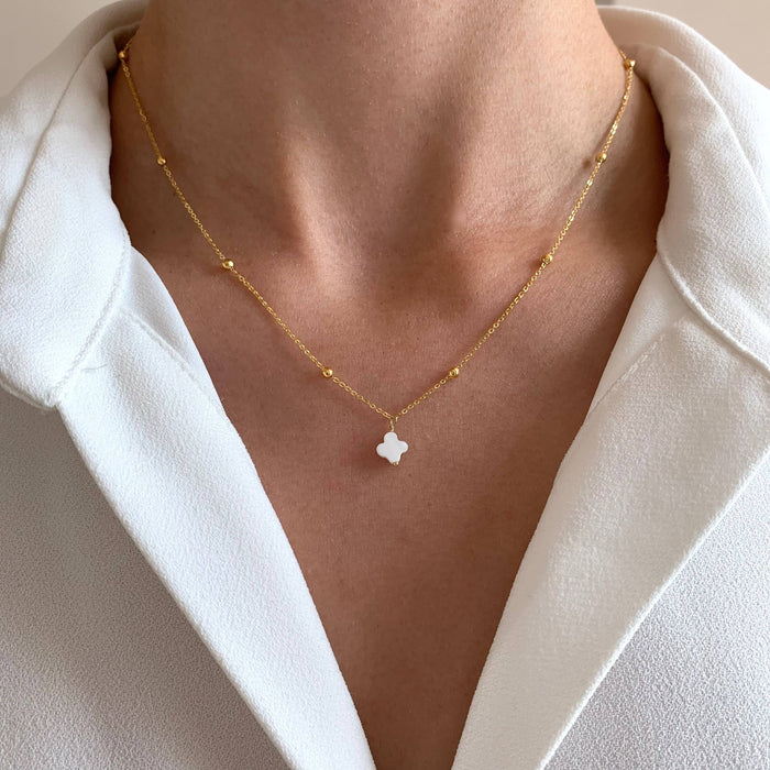 Halskette mit Klee-Anhänger aus Perlmutt & Edelstahl