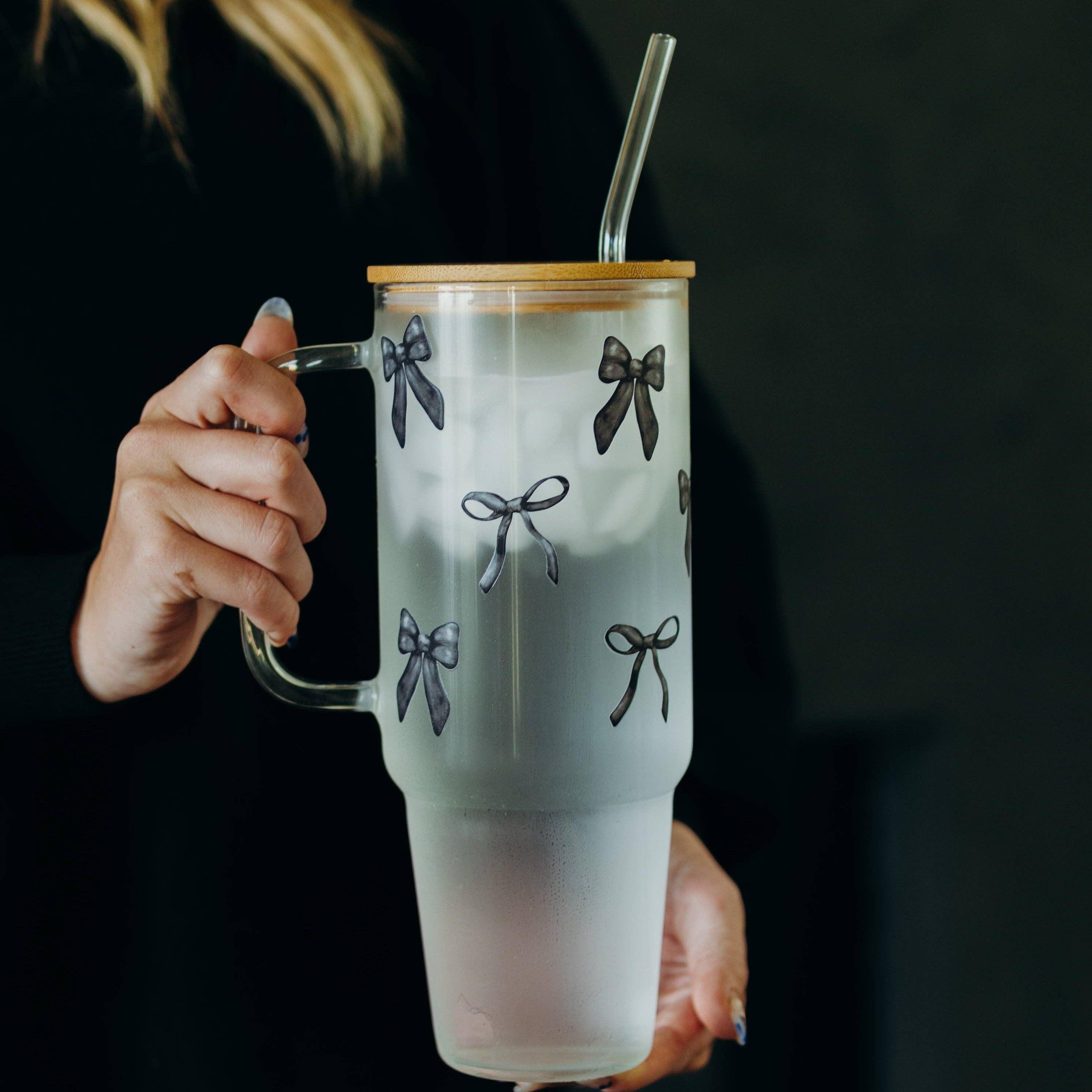"Noir Bow" - Big Cup mit Bambusdeckel, Griff und Glasstrohhalm