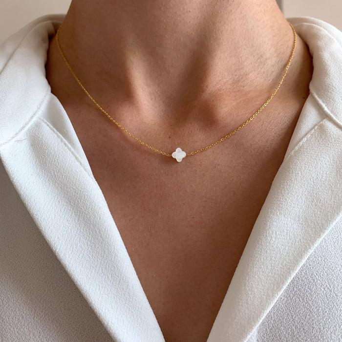 Halskette mit Klee-Anhänger aus weißem Perlmutt & Edelstahl