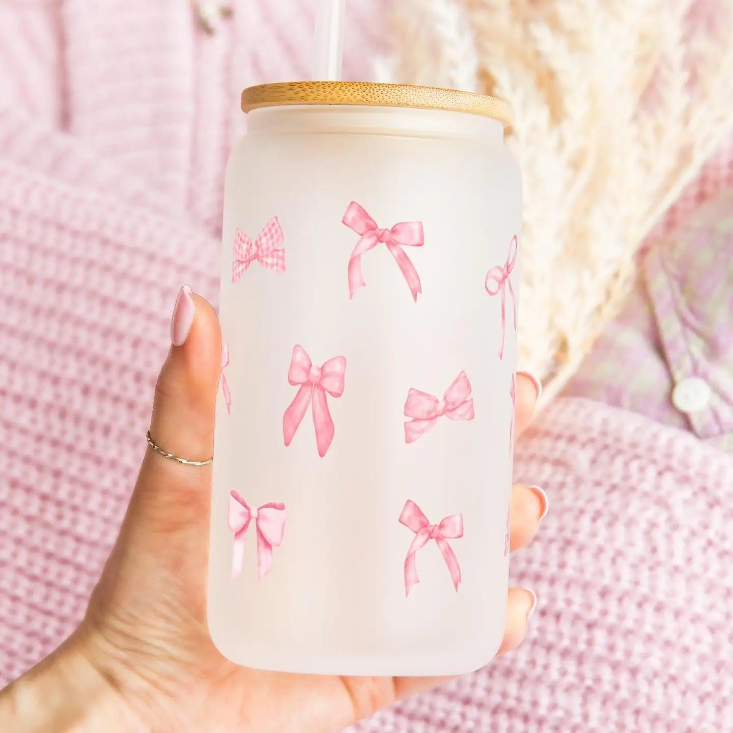 "Blush Bow Classic Cup" – Glasbecher mit Bambusdeckel & Glasstrohhalm
