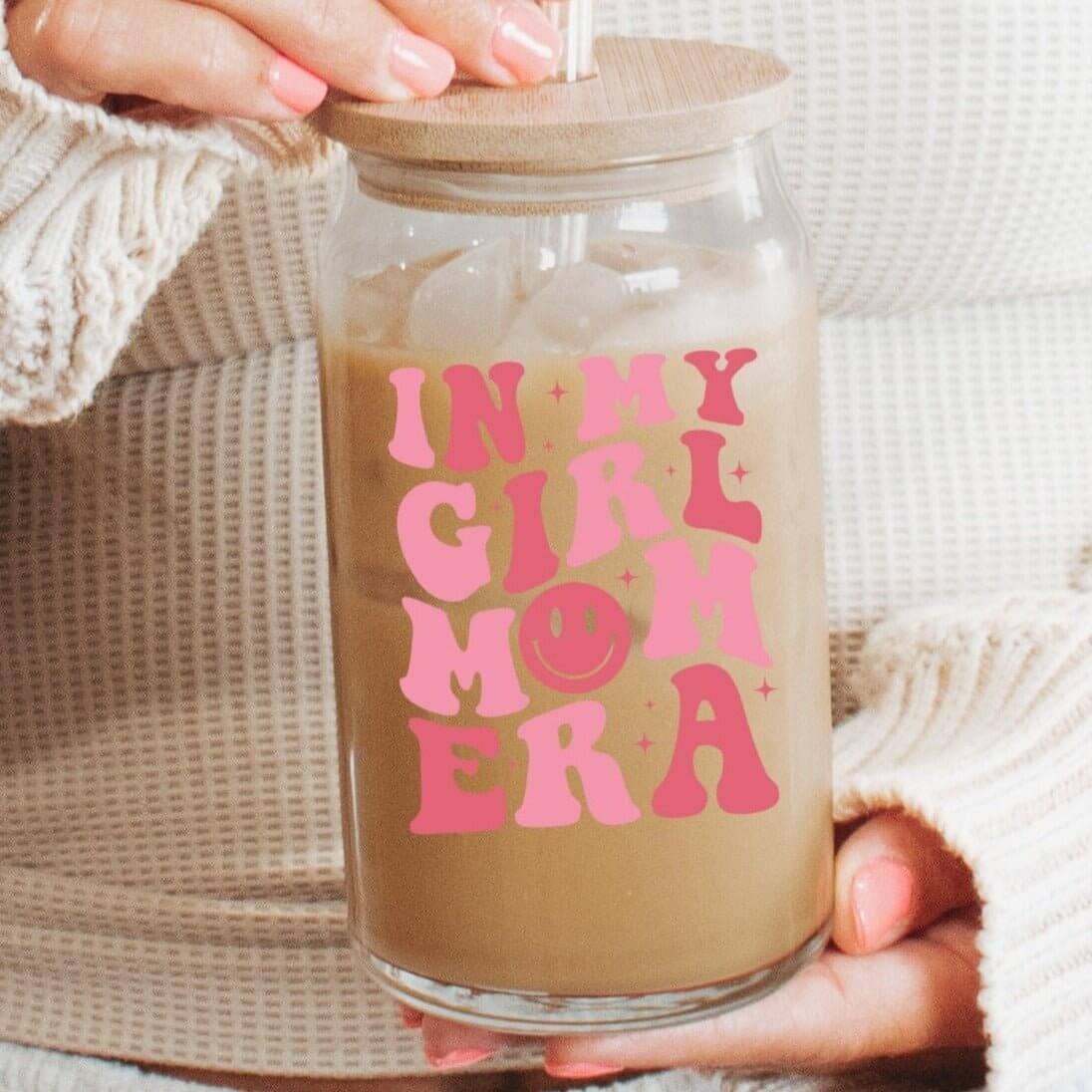 "Girl Mom Era" Cup – Glasbecher mit Bambusdeckel & Glasstrohhalm