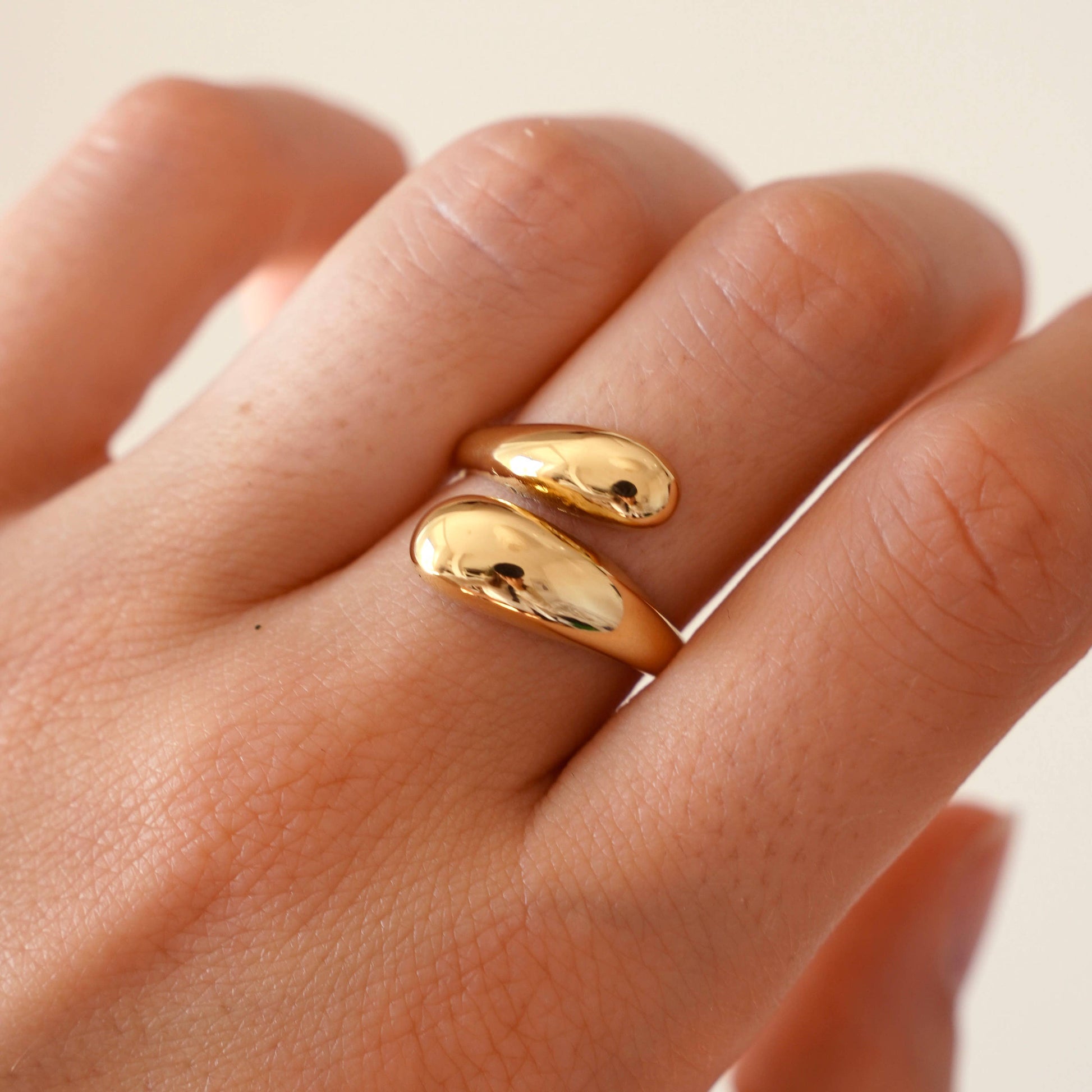 Trendiger verstellbarer Ring aus Edelstahl auf einer Hand, glänzend und elegant, perfekt für jeden Anlass.