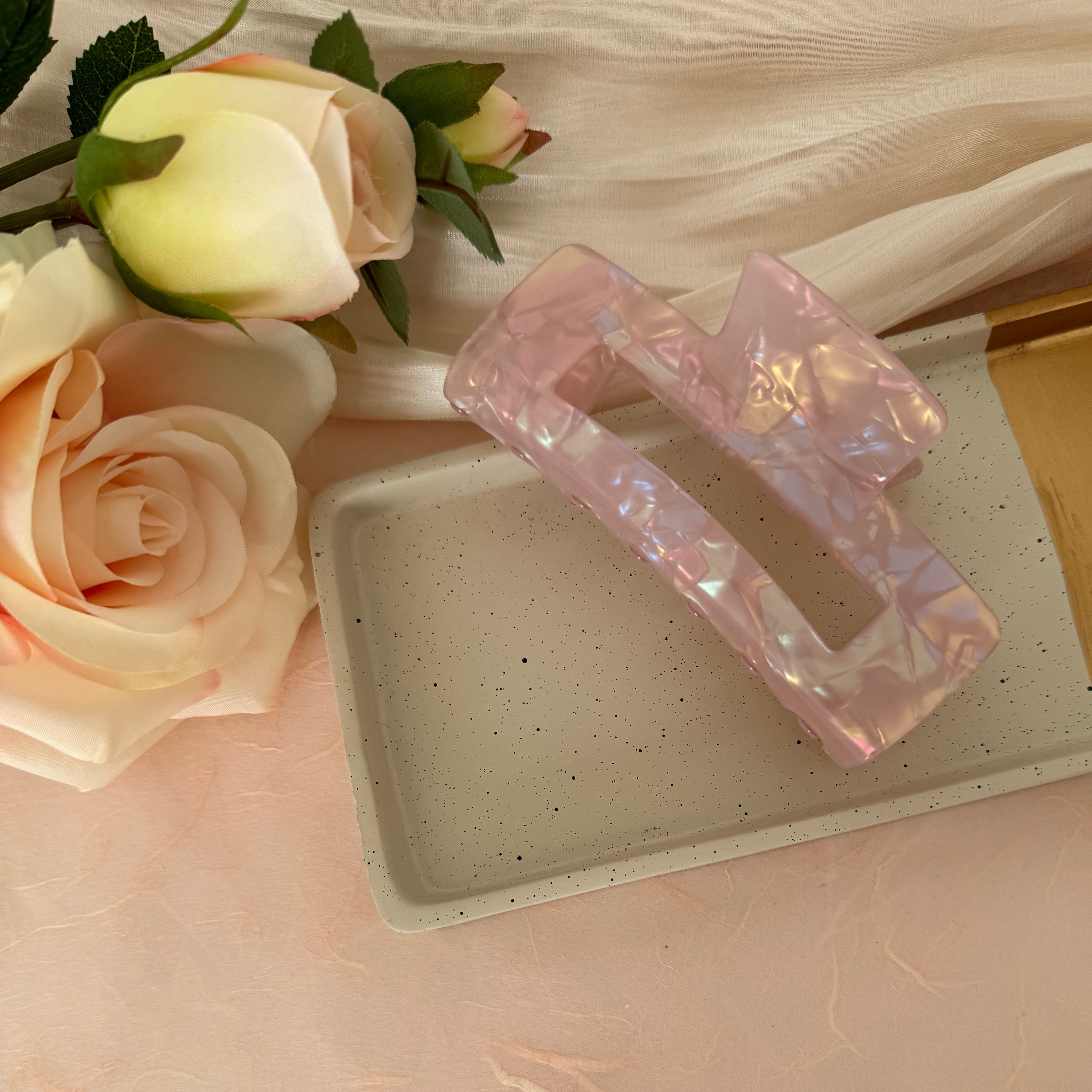 Quadratischer Krallenclip mit rosa Perlenglanz