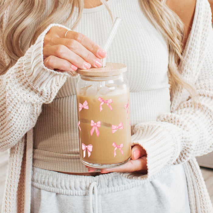 "Blush Bow Classic Cup" – Glasbecher mit Bambusdeckel & Glasstrohhalm