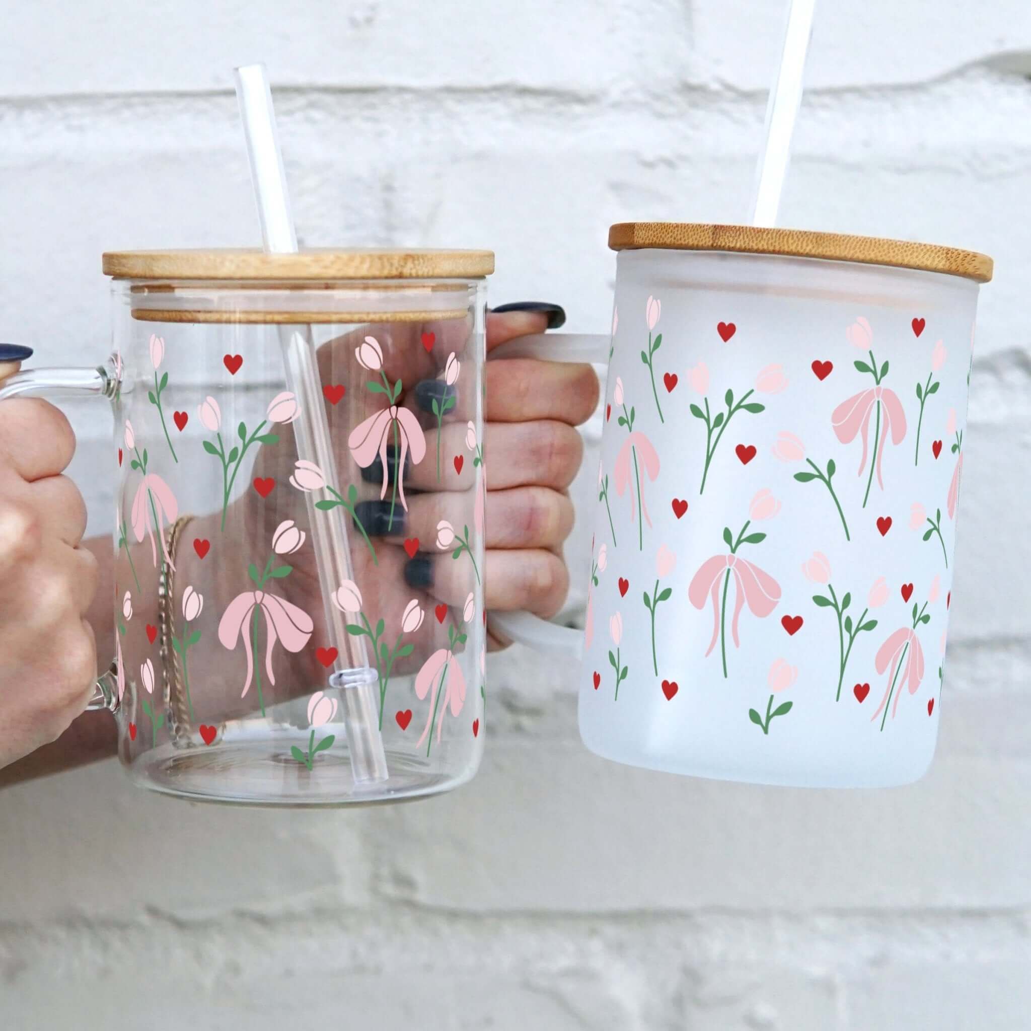 "Sweet Bow Bloom" Mug – 500ml Glastasse mit Bambusdeckel & Strohhalm