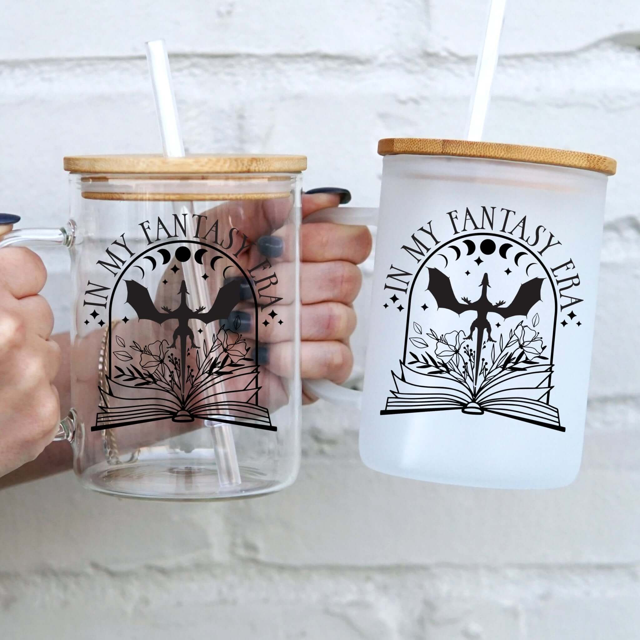 "The Fantasy Era" Cup – 500ml Glasbecher mit Bambusdeckel & Strohhalm