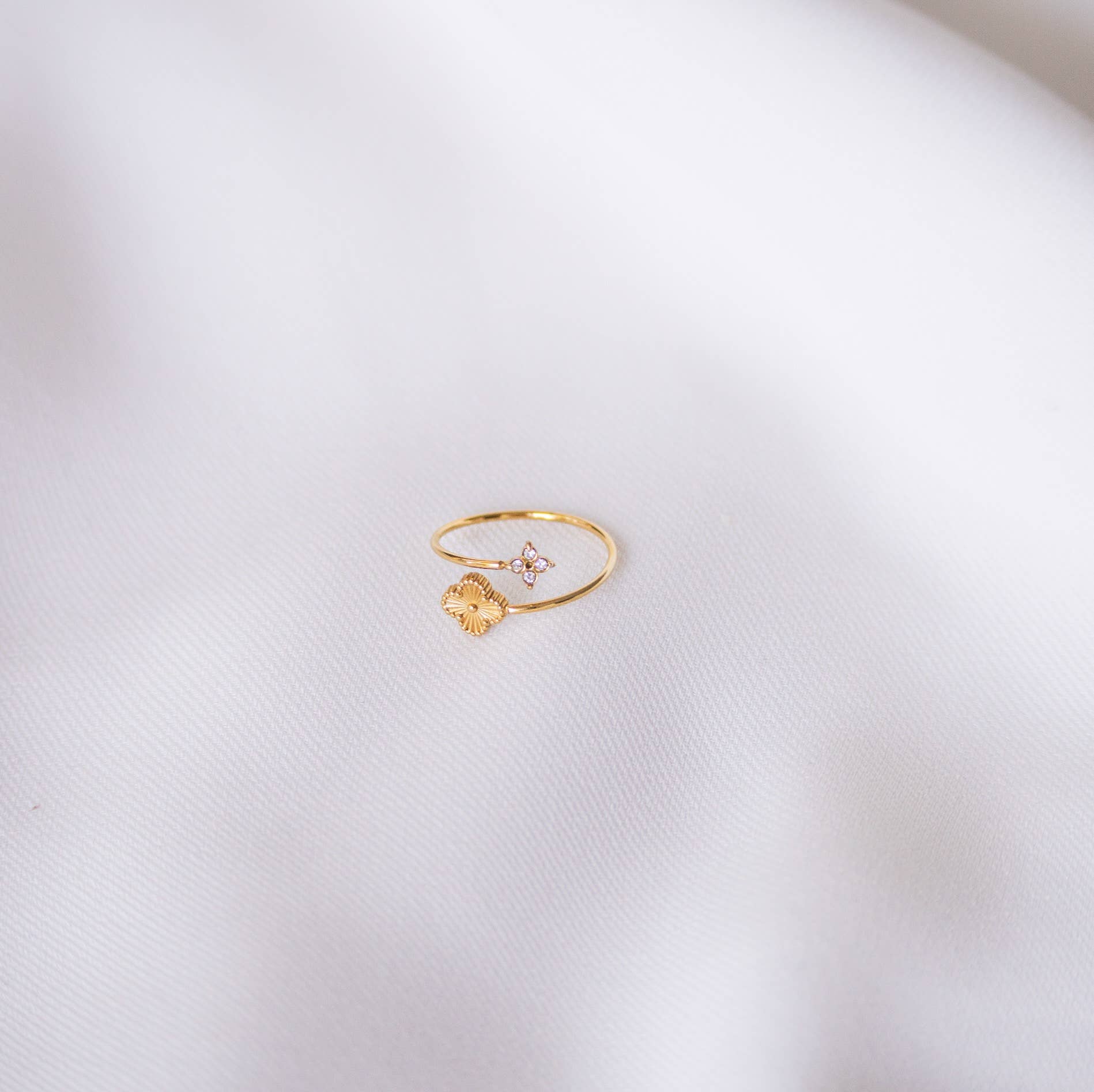 Damenring aus Stahl mit Kleeblatt, verstellbarer Edelstahlring für alle Anlässe, wasserdicht und elegant.