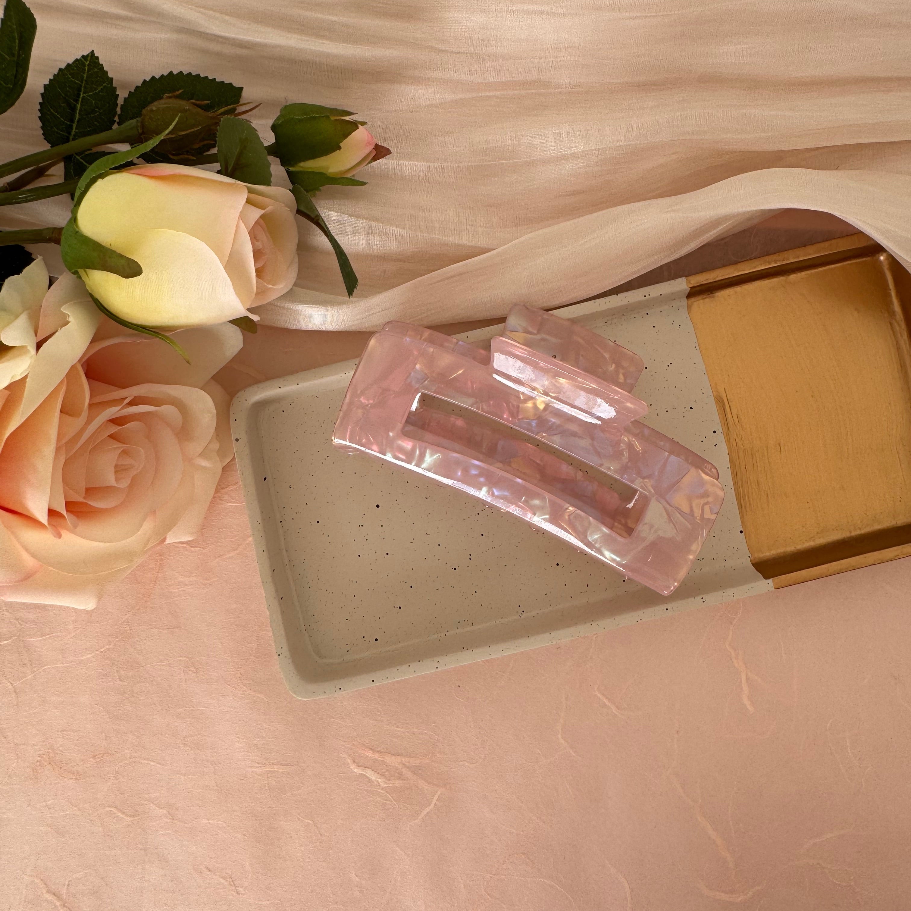 Quadratischer Krallenclip mit rosa Perlenglanz