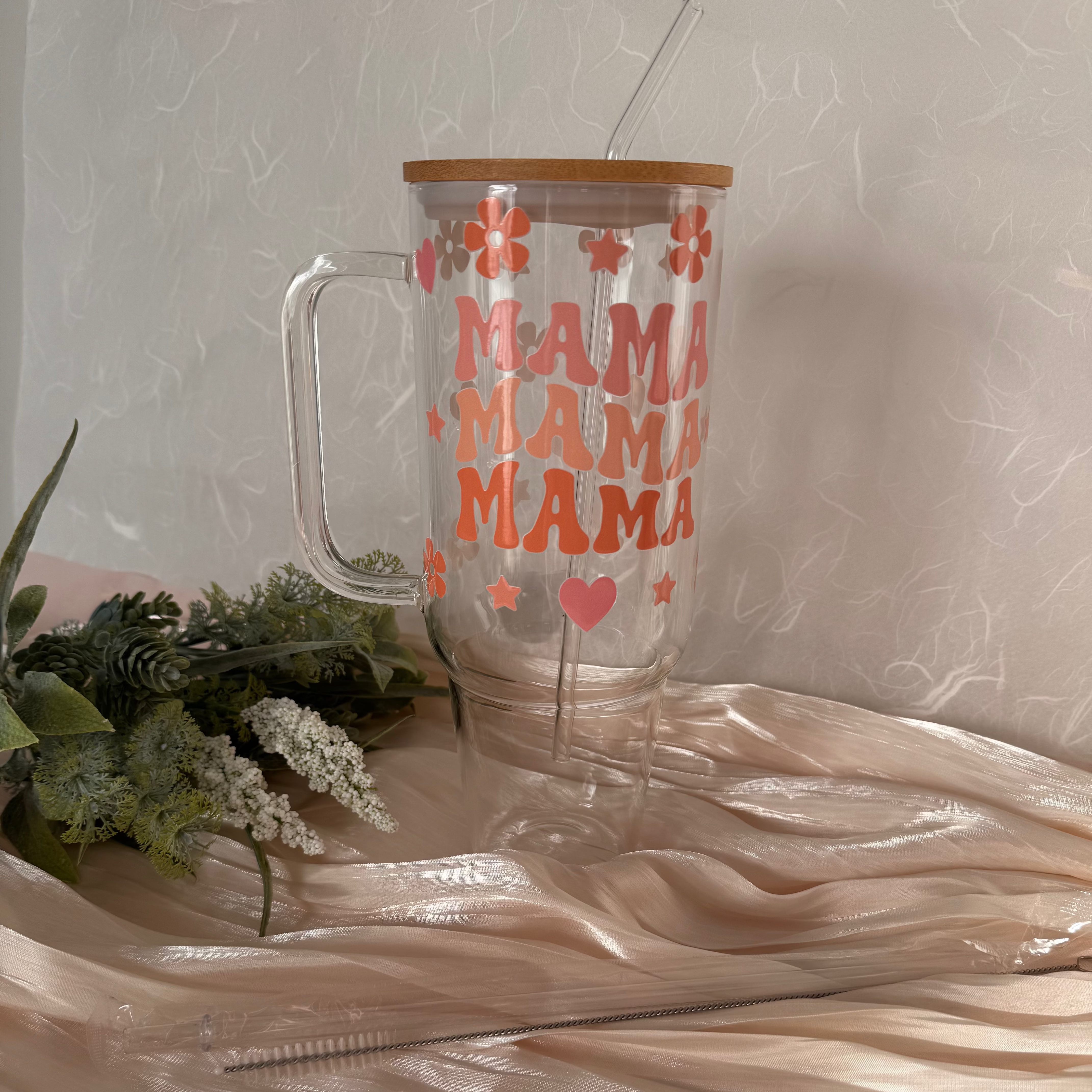 "Mama" Big Cup – Glasbecher mit Griff, Bambusdeckel & Glasstrohhalm