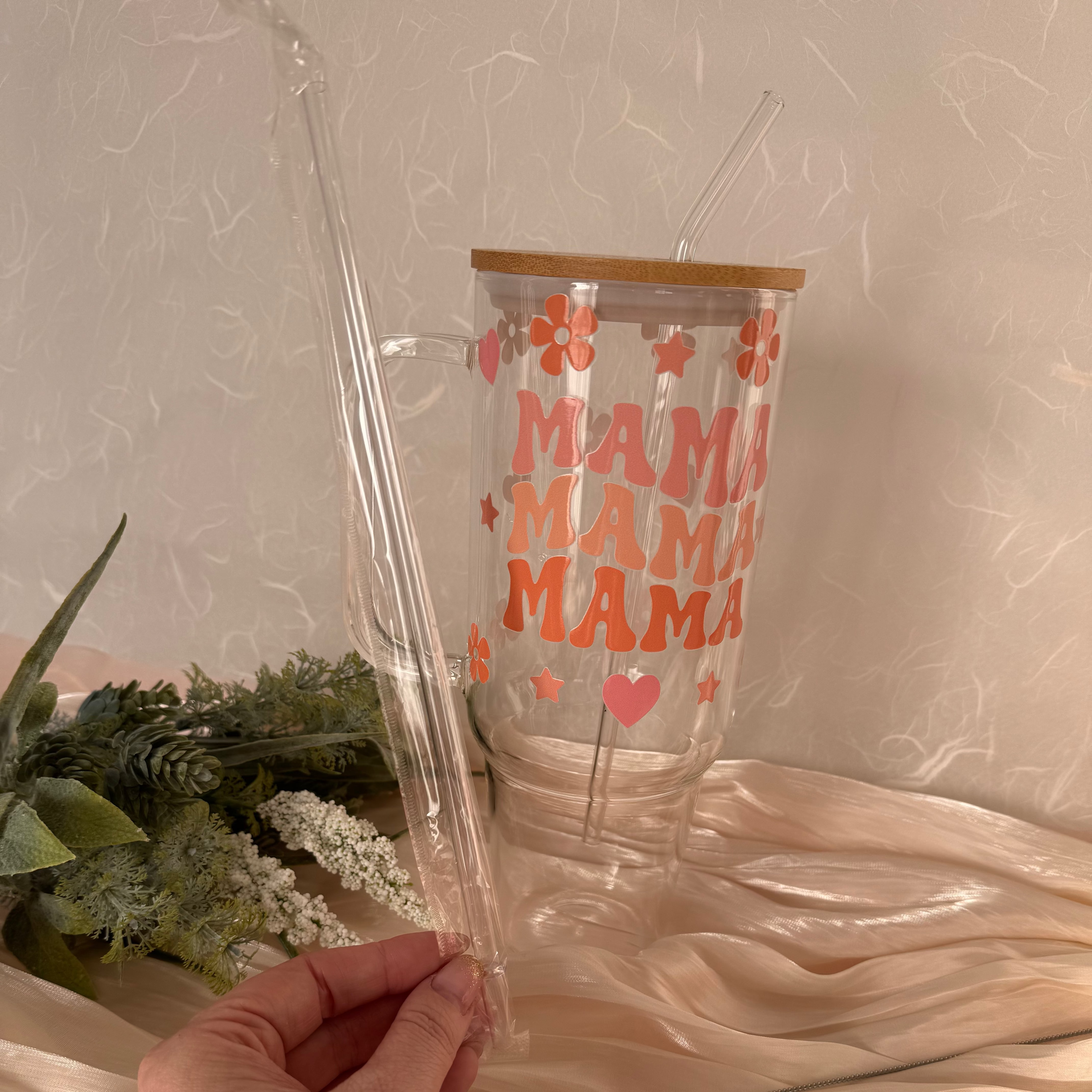 "Mama" Big Cup – Glasbecher mit Griff, Bambusdeckel & Glasstrohhalm