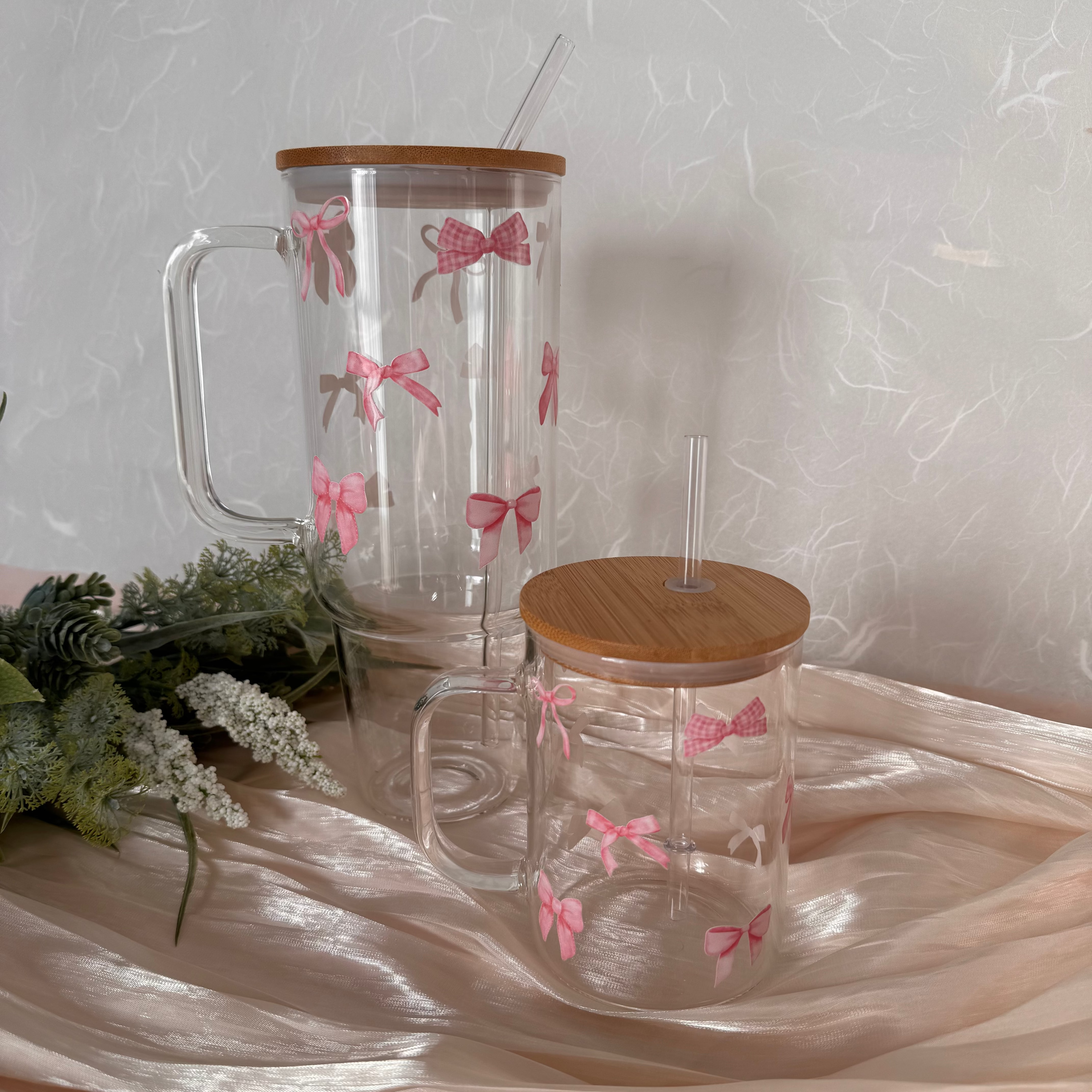 "Blush Bow Mug" – Glastasse mit Griff, Bambusdeckel & Glasstrohhalm