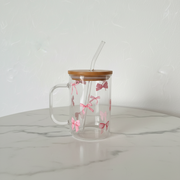 "Blush Bow Mug" – Glastasse mit Griff, Bambusdeckel & Glasstrohhalm