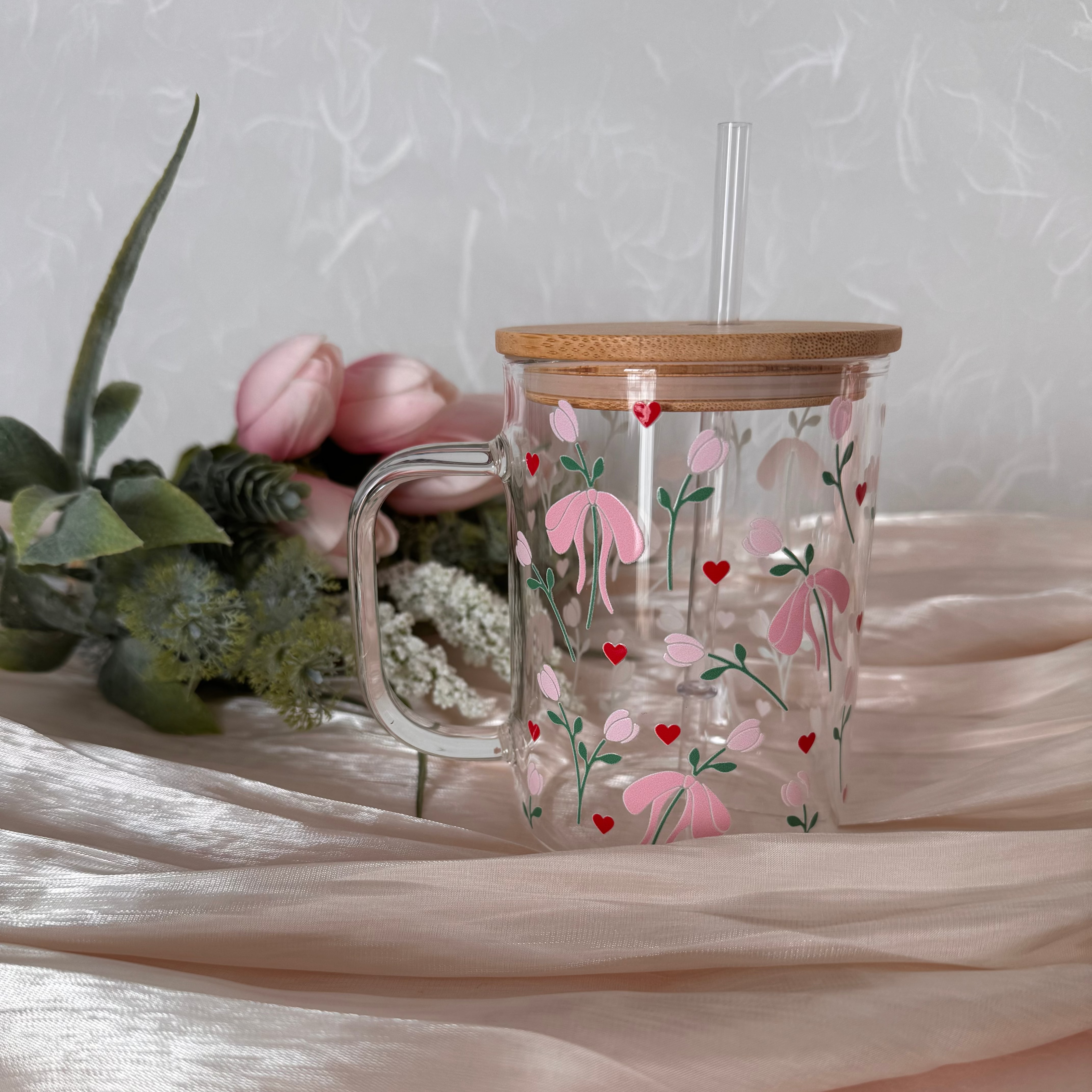 "Sweet Bow Bloom" Mug – 500ml Glastasse mit Bambusdeckel & Strohhalm