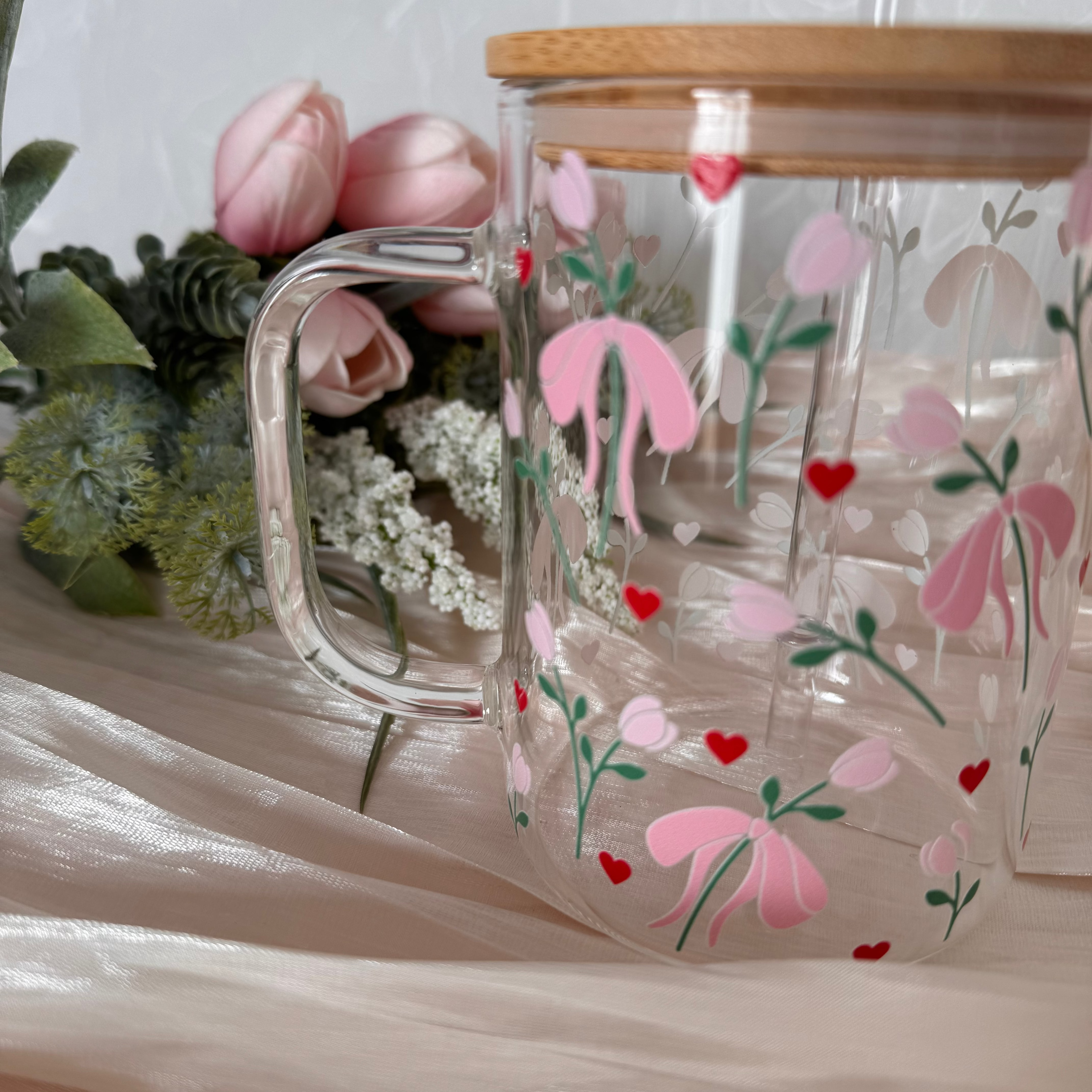 "Sweet Bow Bloom" Mug – 500ml Glastasse mit Bambusdeckel & Strohhalm