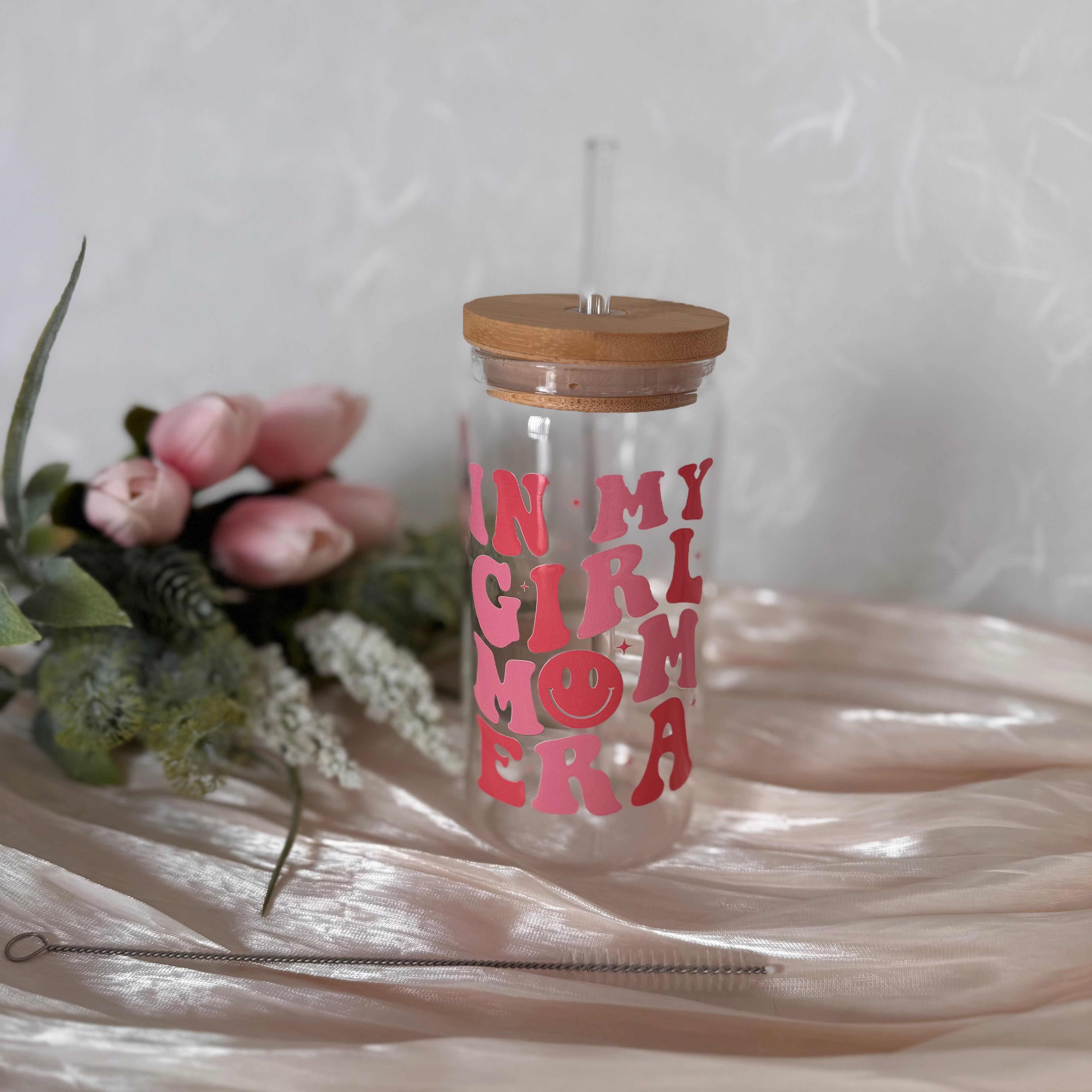 "Girl Mom Era" Cup – Glasbecher mit Bambusdeckel & Glasstrohhalm