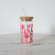 "Girl Mom Era" Cup – Glasbecher mit Bambusdeckel & Glasstrohhalm