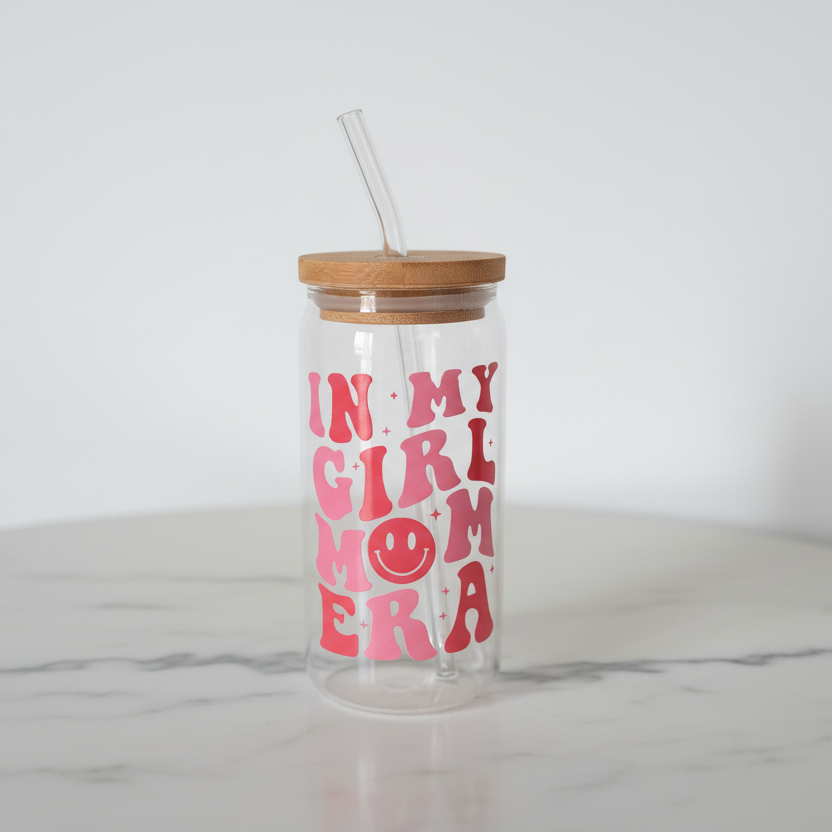 "Girl Mom Era" Cup – Glasbecher mit Bambusdeckel & Glasstrohhalm
