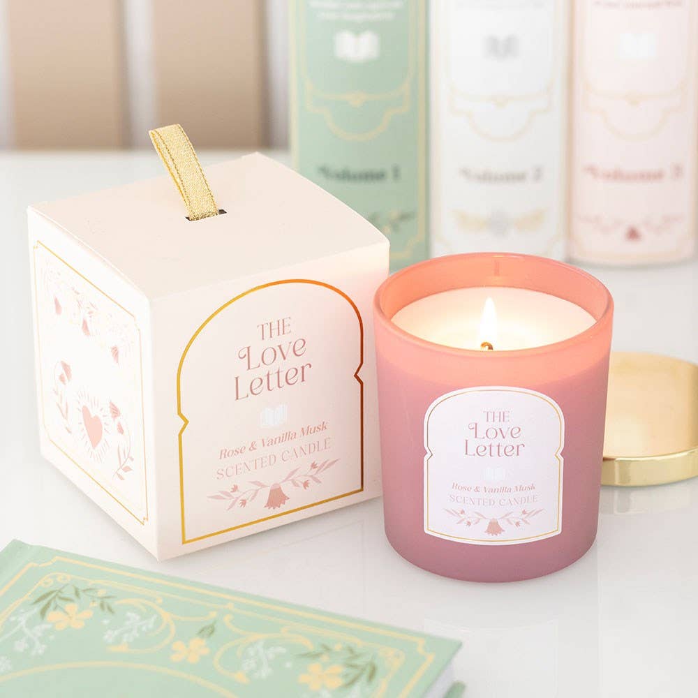 Duftkerze Love Letter – Rose & Vanilla Musk mit Golddeckel | Geschenk für Buchliebhaber
