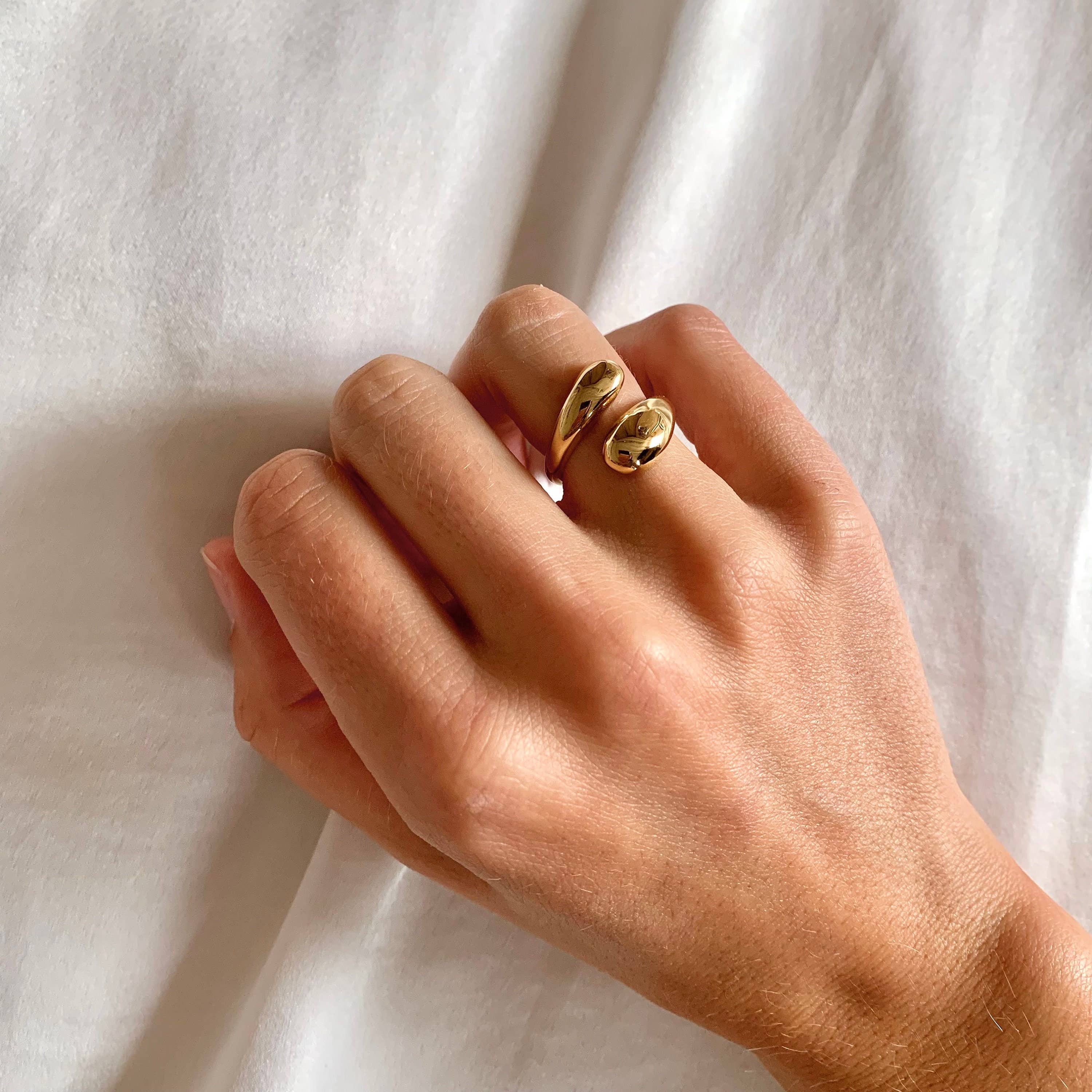 Trendiger verstellbarer Ring aus Edelstahl an einer Hand, elegant und zierlich, für jeden Anlass geeignet.