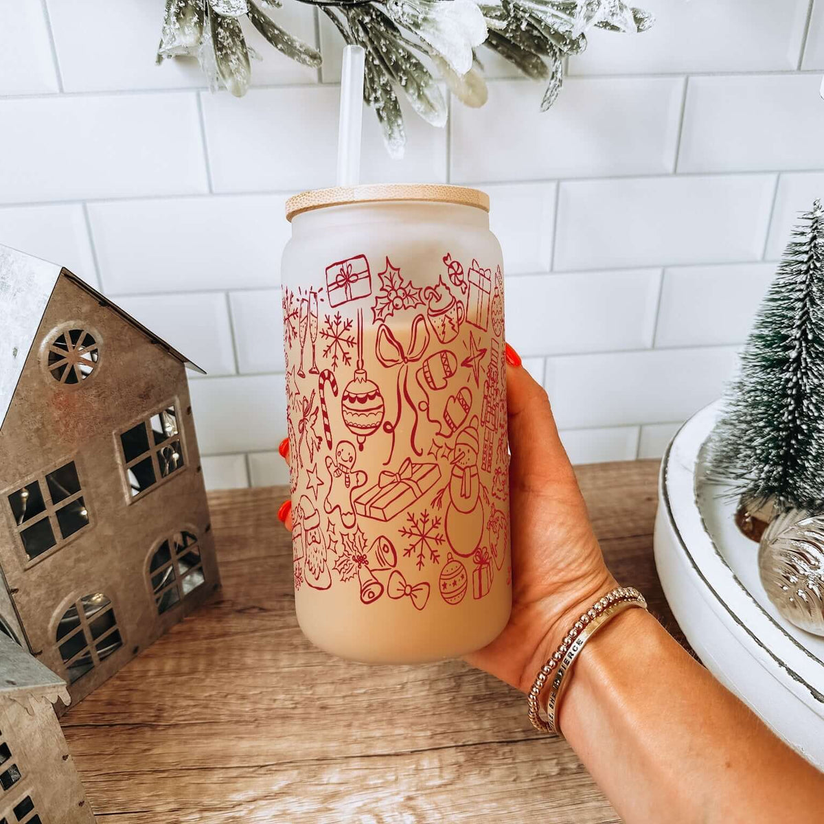 Weihnachts-Doodles-Becher mit Deckel & Strohhalm, 475ml