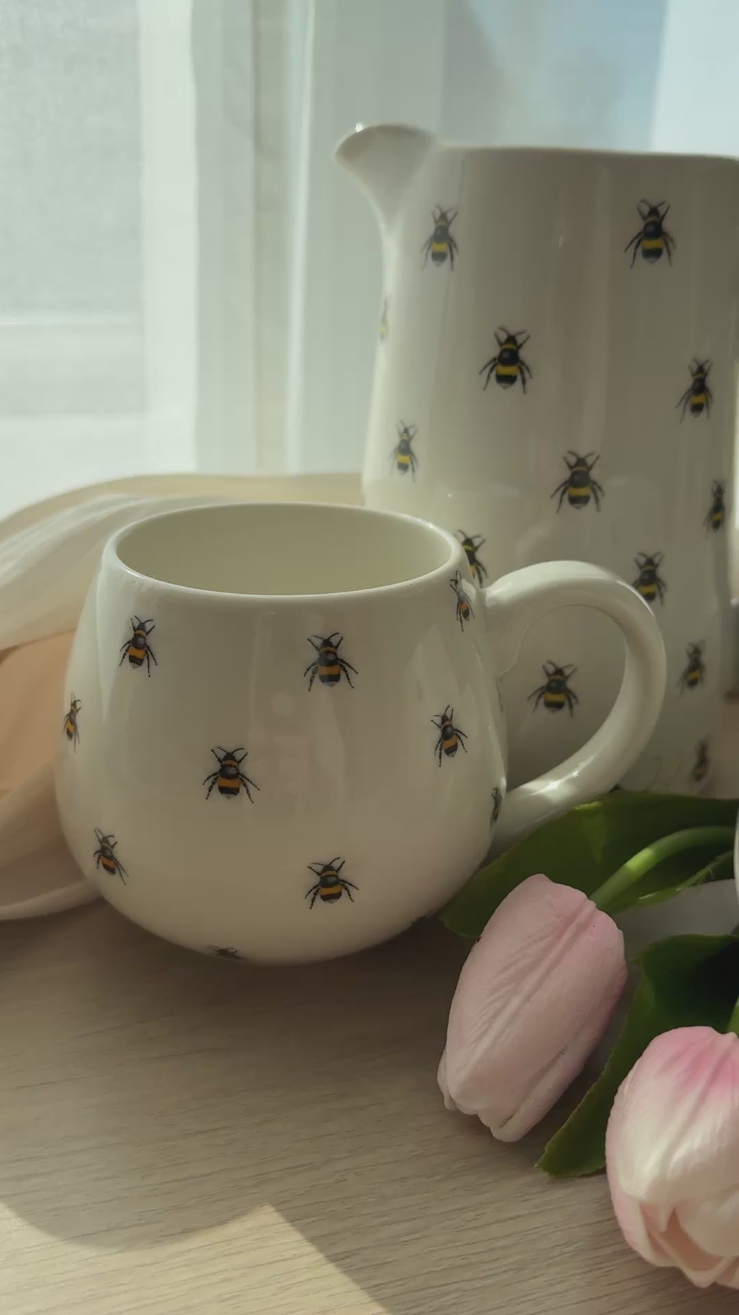 Video laden: Runder Becher mit Bienenmuster