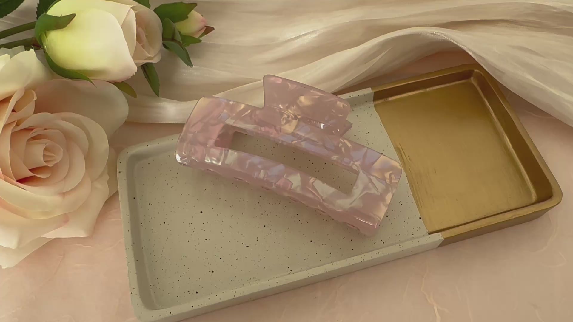 Video laden: Quadratischer Krallenclip mit rosa Perlenglanz