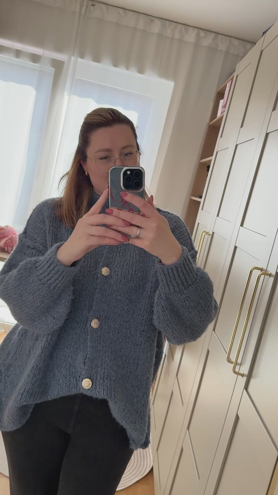 Video laden: Strickjacke mit großen Knöpfen
