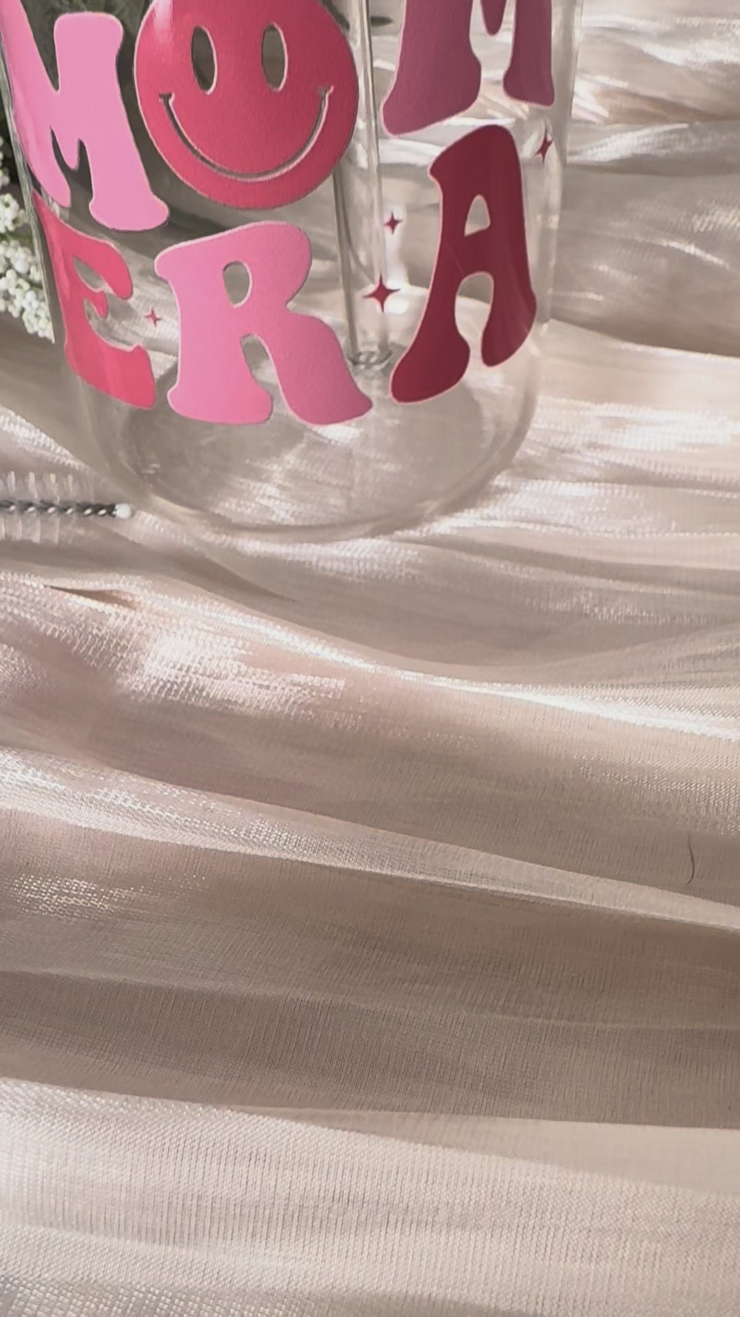 Video laden: "Girl Mom Era" Cup – Glasbecher mit Bambusdeckel &amp; Glasstrohhalm