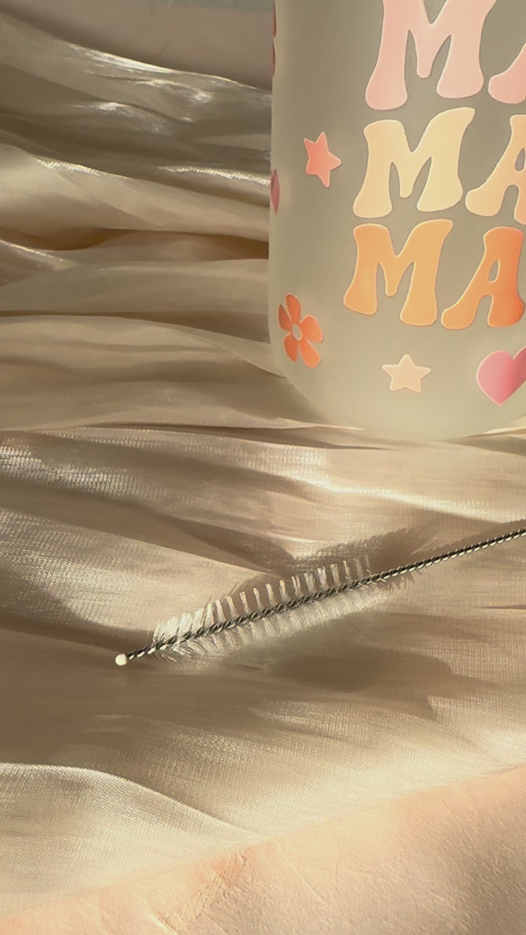 Video laden: "Mama Signature Cup" – Glasbecher mit Bambusdeckel &amp; Glasstrohhalm