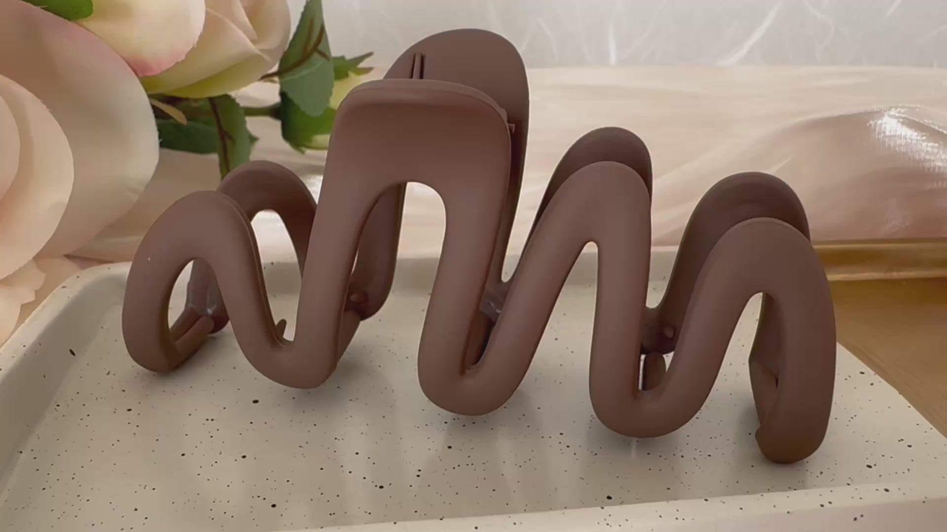 Video laden: Squiggle-Claw Clip - "Mokka"