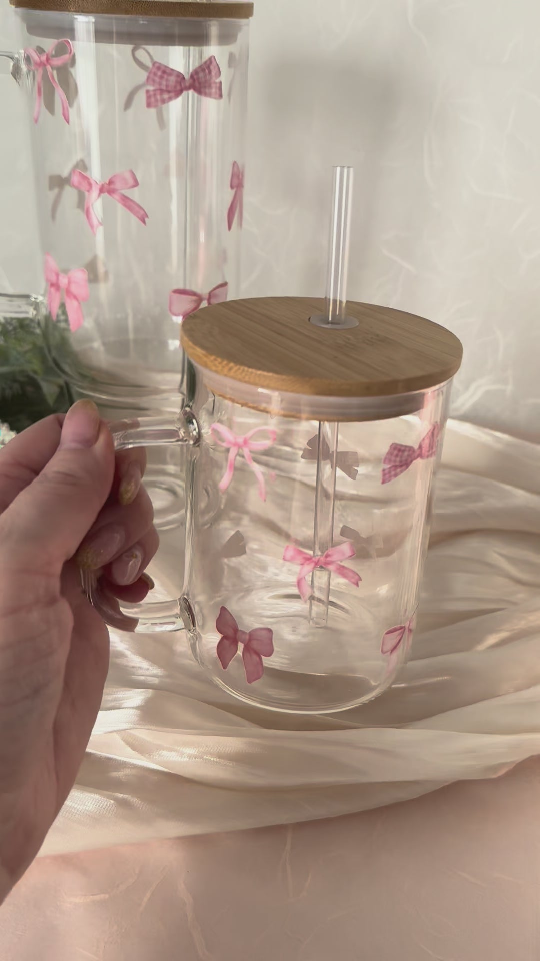 Video laden: "Blush Bow Mug" – Glastasse mit Griff, Bambusdeckel &amp; Glasstrohhalm