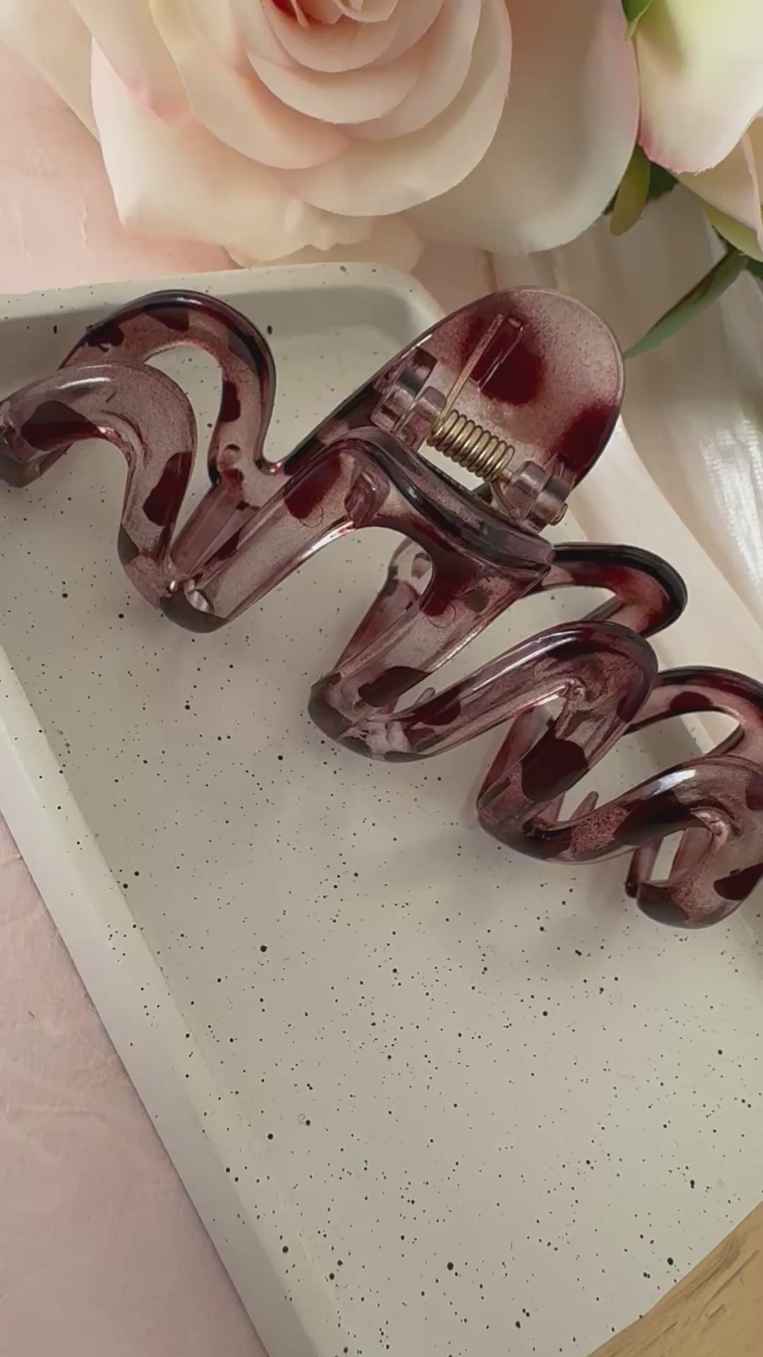 Video laden: Squiggle-Claw Clip - "Elfenbein-Tort"