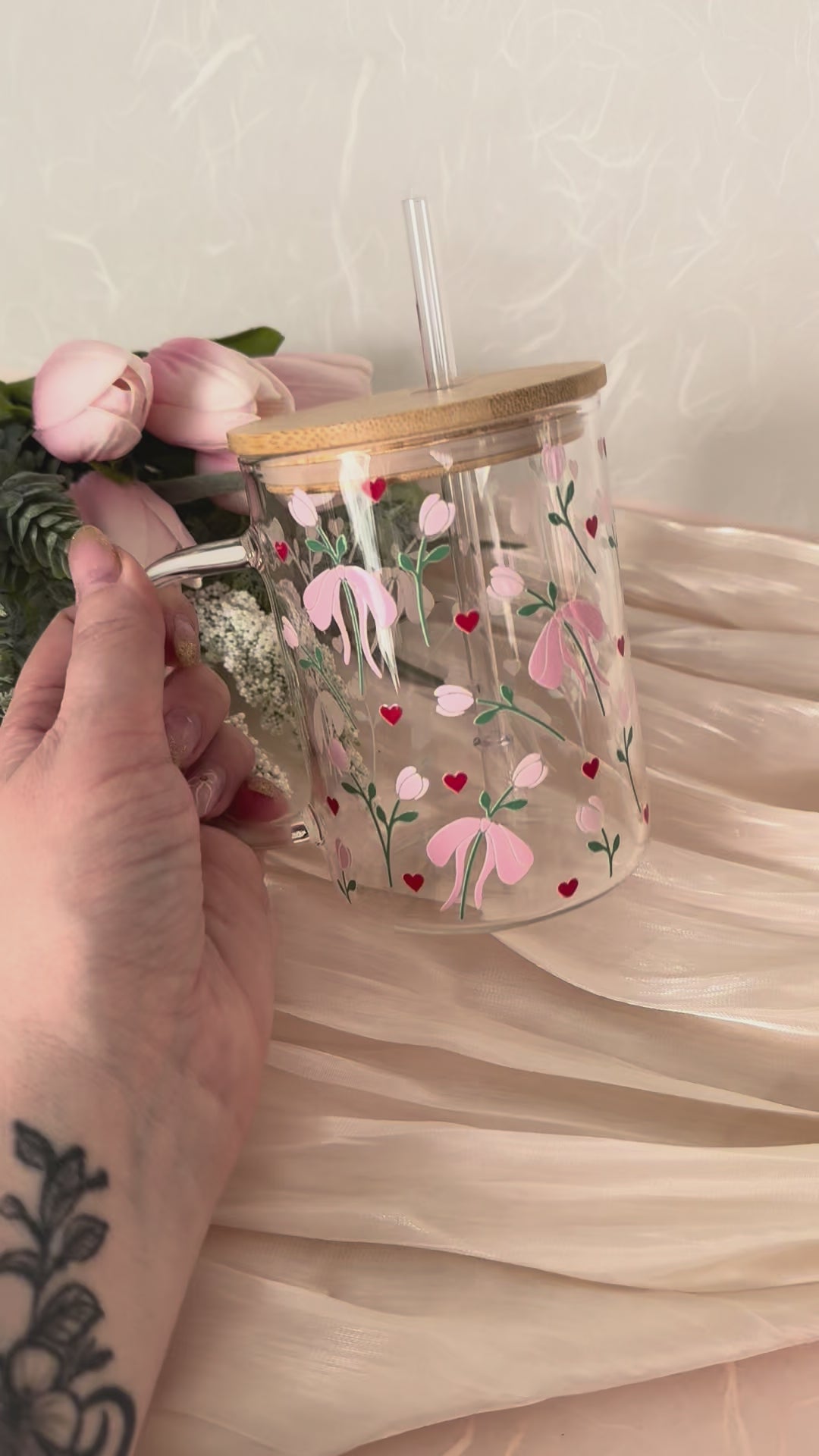 Video laden: "Sweet Bow Bloom" Mug – 500ml Glastasse mit Bambusdeckel &amp; Strohhalm